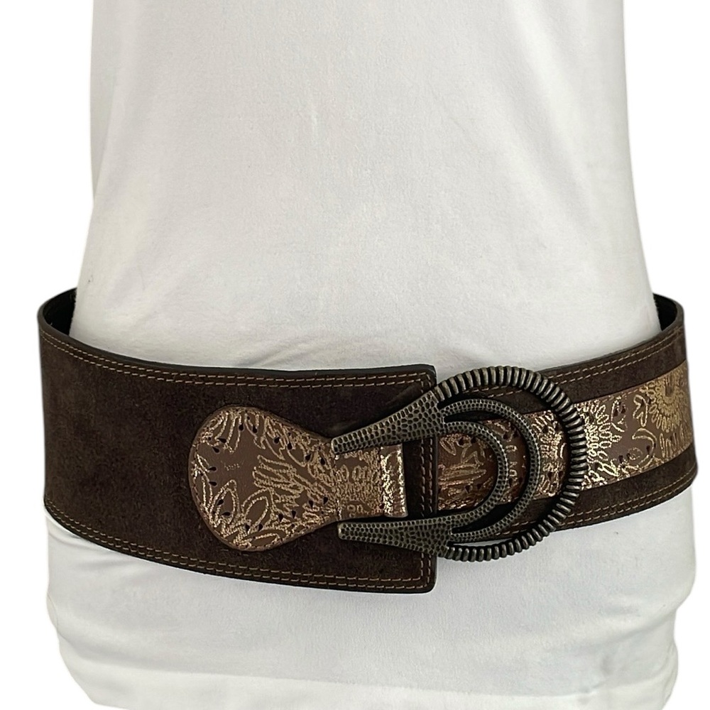 Chico’s Size Medium brown suede leather elastic hook closure gold print belt.